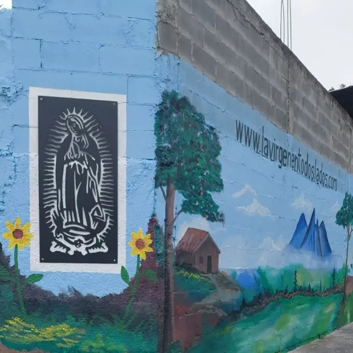 La Virgen en Todos Lados - mural comunitario